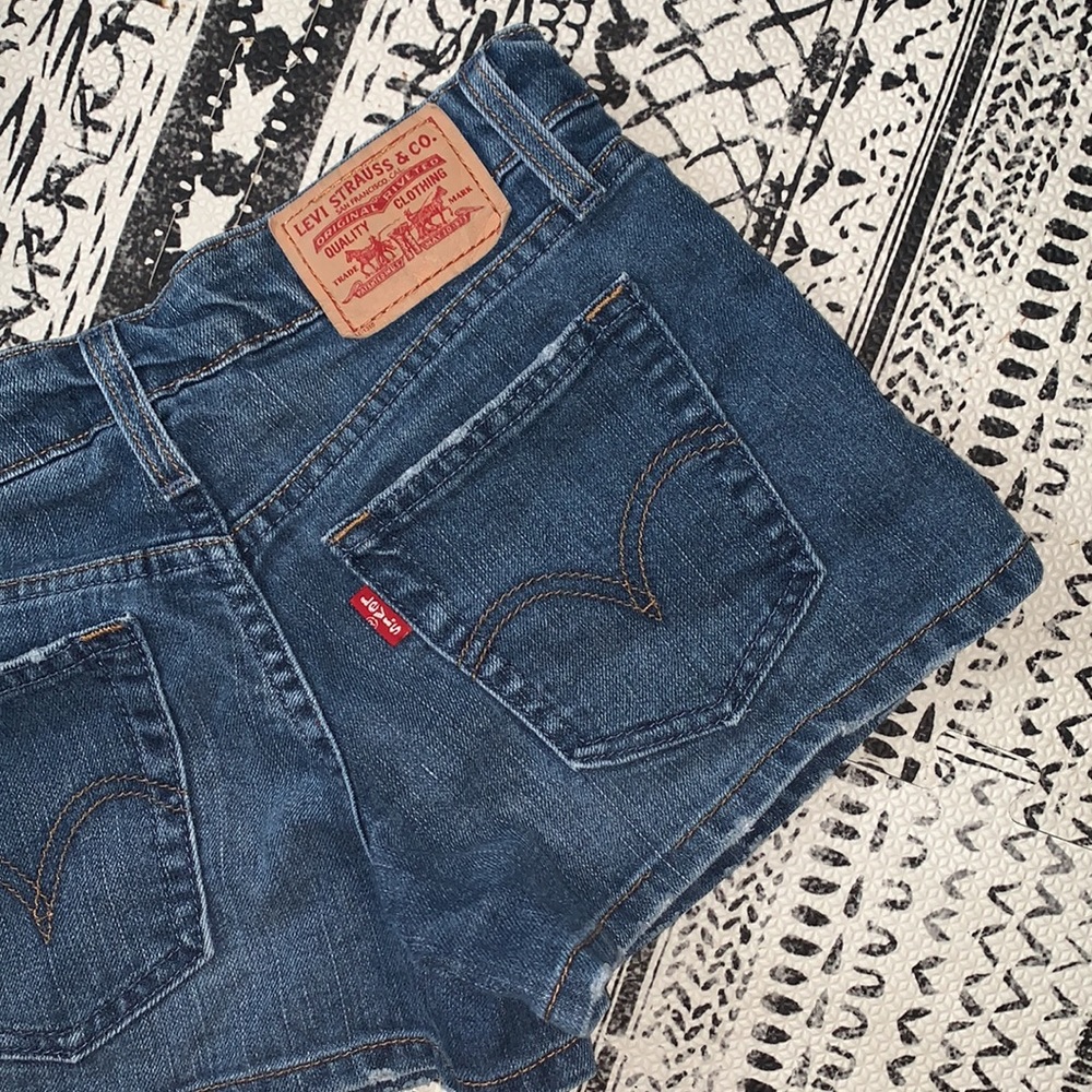 Levi Shorts - Picture 6 of 7